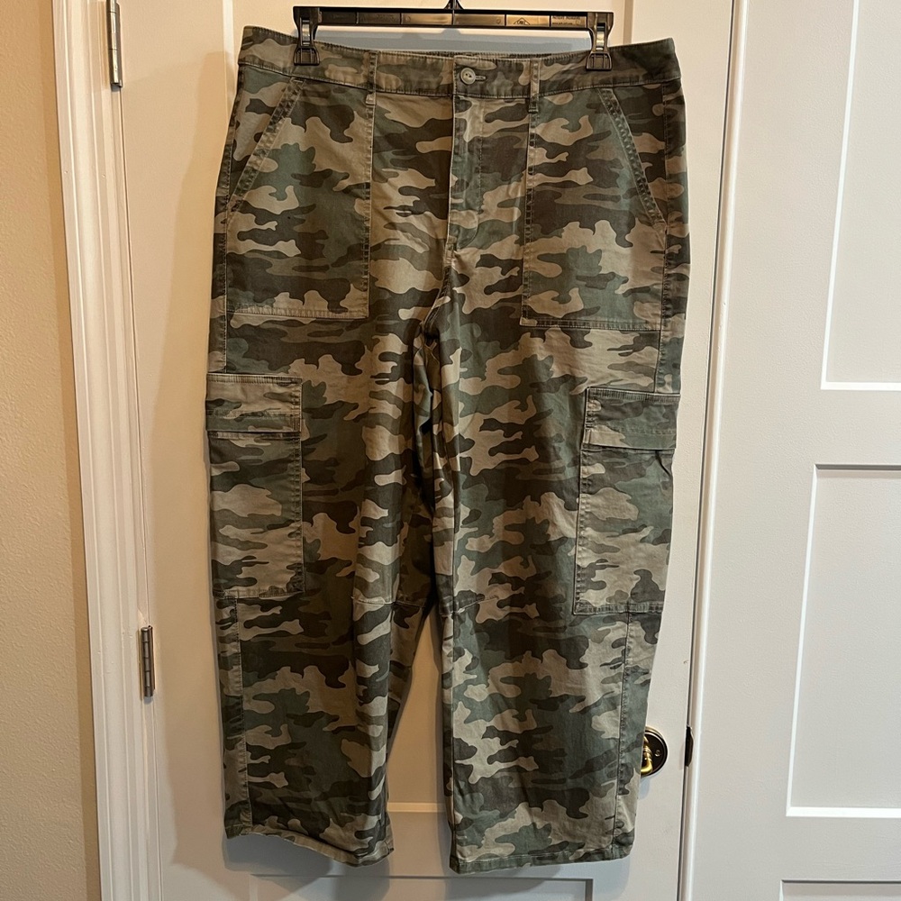 Universal Thread Olive Camouflage Pants